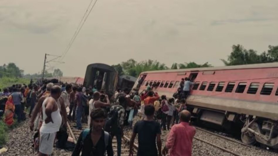 ഉത്തർപ്രദേശിലെ ഗോണ്ടയ്ക്ക് സമീപം ദിബ്രുഗഡ് എക്‌സ്പ്രസിൻ്റെ കോച്ചുകൾ പാളം തെറ്റി; 4 മരണം