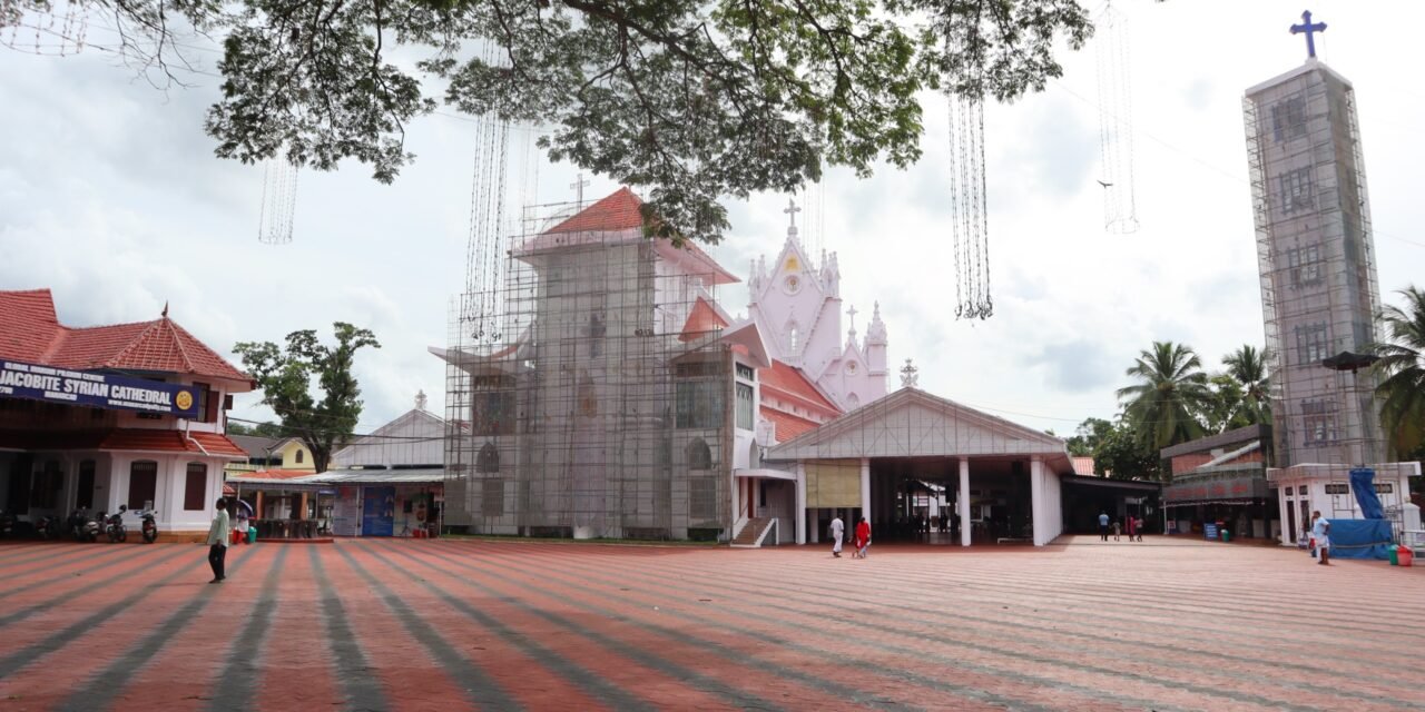 വി​ശ്വാ​സി​ക​ളെ വ​ര​വേ​ൽ​ക്കാ​ൻ മ​ണ​ർ​കാ​ട് ദേ​ശ​മൊ​രു​ങ്ങി