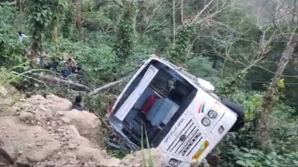 കെ എസ് ആർ ടി സി ബസ് താഴ്ചയിലേക്ക് വീണു; നാല് പേർക്ക് ദാരുണാന്ത്യം